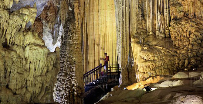 Dong Hoi – Dark cave – Paradise cave 1 Day